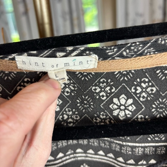 Hint of Mint Black and White Relaxed Graphic Blouse **see pics - Picture 5 of 9